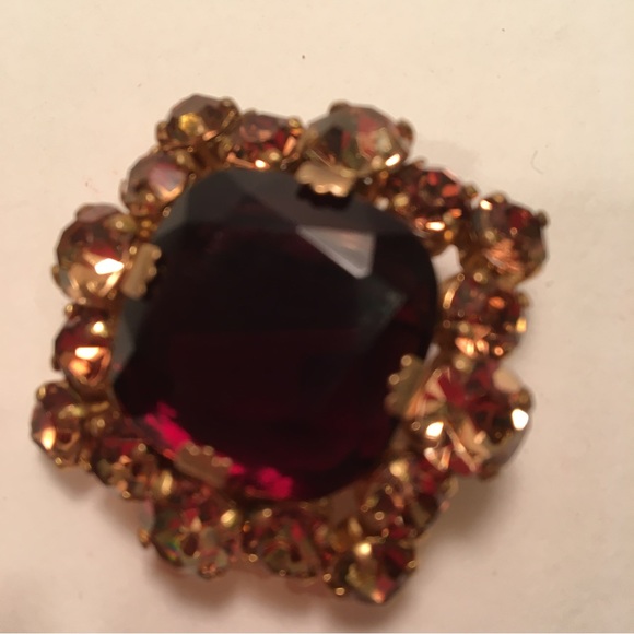 Dark brown cut glass surrounded by golden rhinestones, this is a vintage pin. - Picture 9 of 9
